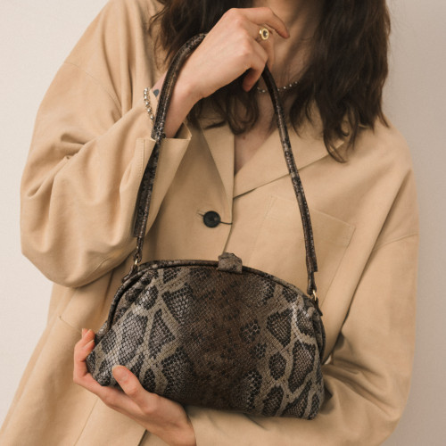 Hug bag torebka M, brązowy wzór pytona | Balagan Studio