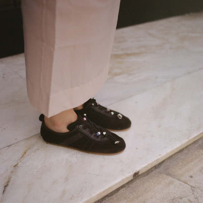   Discover  
 Sneakers 
